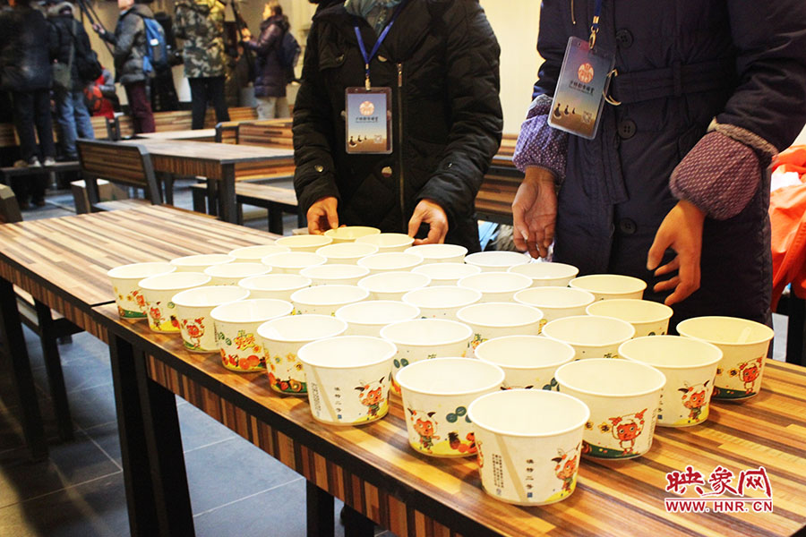 施粥人員準備了一次性飯盒，方便市民攜帶。