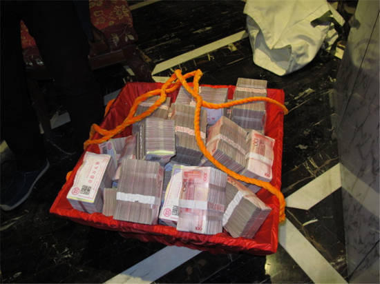 不少農(nóng)民工的工資是用籮筐挑走的。