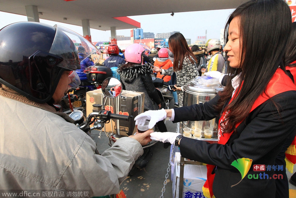 2015年2月10日，廣東佛山，順德龍山加油站為返鄉(xiāng)摩托車免費加油。