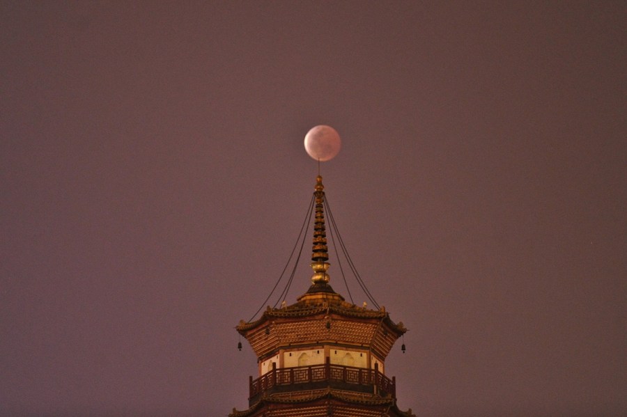 4月4日，廣東省廣州市，月全食與赤崗塔。（二次曝光）石榴/CFP