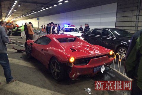 一輛蘭博基尼與一輛法拉利發(fā)生事故，現(xiàn)場狀況慘烈