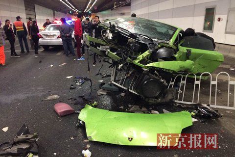一輛蘭博基尼與一輛法拉利發(fā)生事故，現(xiàn)場狀況慘烈