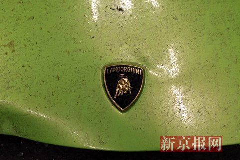 一輛蘭博基尼與一輛法拉利發(fā)生事故，現(xiàn)場狀況慘烈