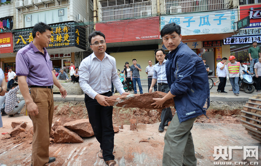 一旦發(fā)現(xiàn)恐龍蛋化石，及時(shí)上報(bào)，通知公安和文物部門進(jìn)行保護(hù)。