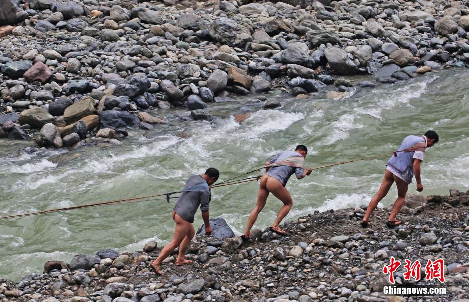 圖為原始古樸的纖夫拉纖。
