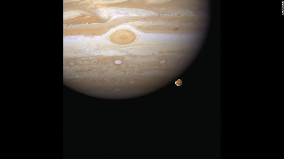 位于地球大氣層外的哈勃望遠(yuǎn)鏡能給人類來更清楚的太空圖像。