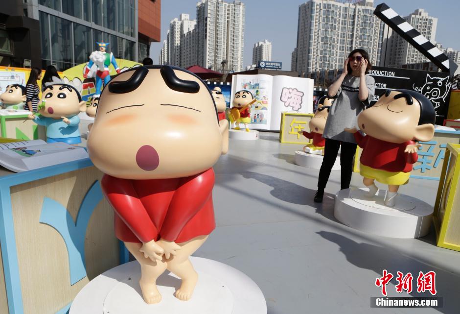 4月22日，游客參觀蠟筆小新特展?！跋灩P小新25周年紀(jì)念特展”日前在北京開展