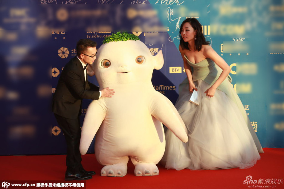 北影節(jié)閉幕豐胸美腿爭(zhēng)艷 新老女神齊來(lái)襲