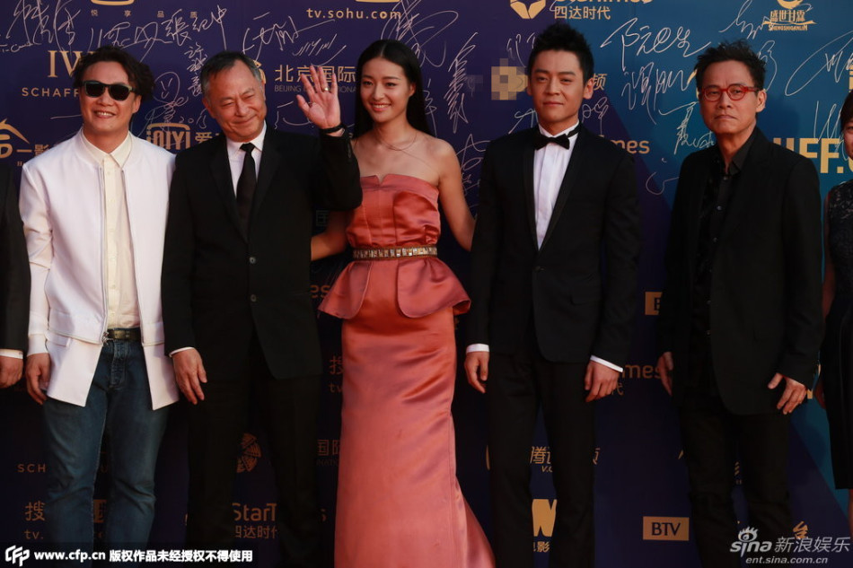 北影節(jié)閉幕豐胸美腿爭(zhēng)艷 新老女神齊來(lái)襲