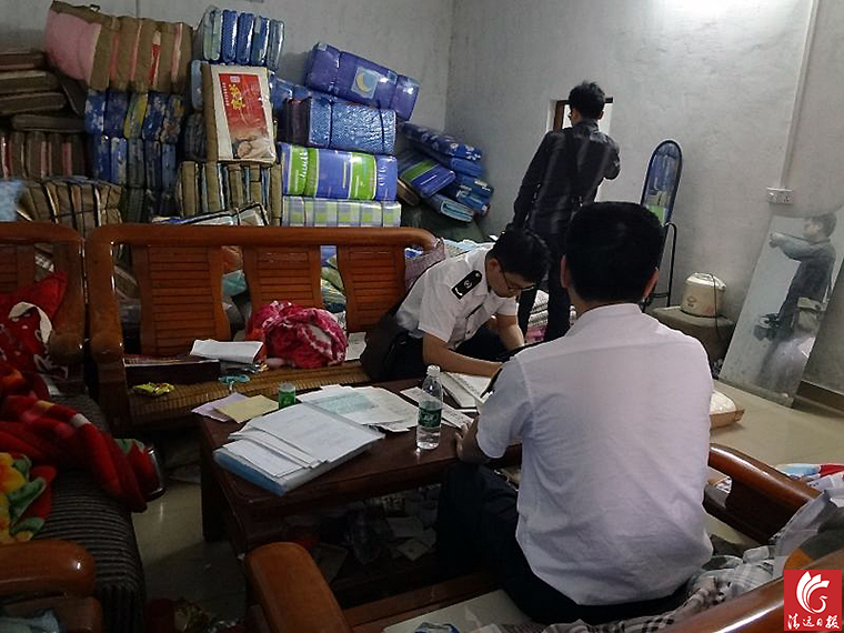 執(zhí)法人員對“黑心棉”窩點進行登記取證。