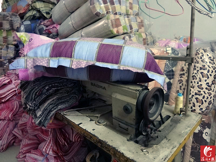 作坊一角。執(zhí)法人員稱，該作坊利用廢舊棉花和劣質(zhì)絮用纖維進行違法加工。