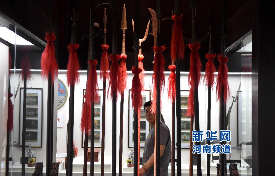 4月26日，參觀者在兵器展覽館內(nèi)參觀。