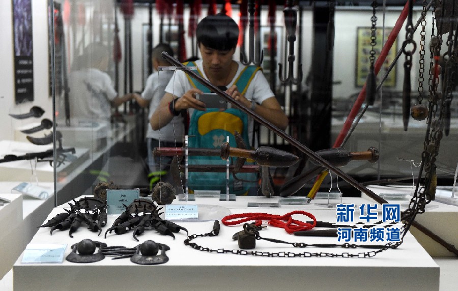 4月26日，參觀者在兵器展覽館內(nèi)拍攝展品。