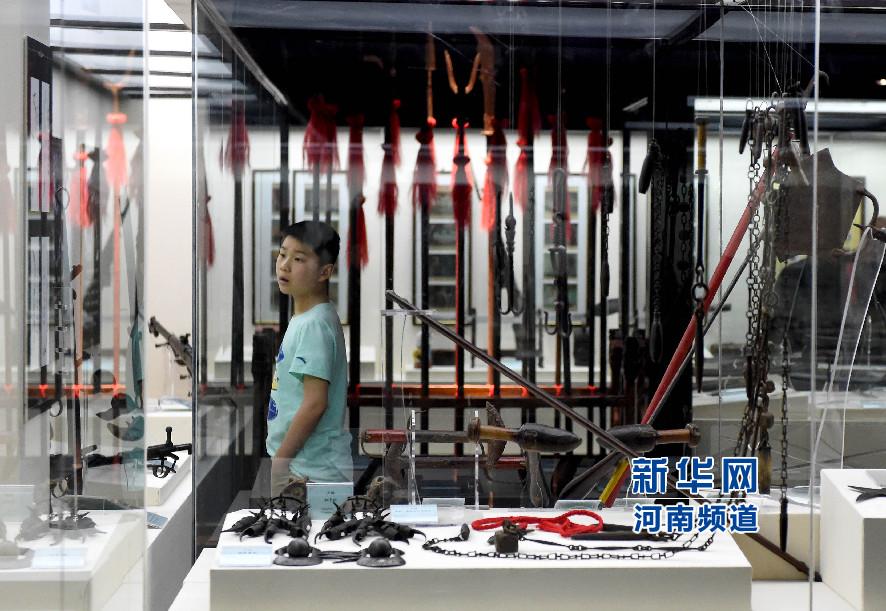 4月26日，參觀者在兵器展覽館內(nèi)參觀。