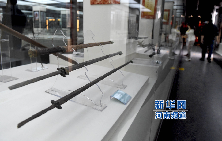 4月26日，參觀者在兵器展覽館內(nèi)參觀。