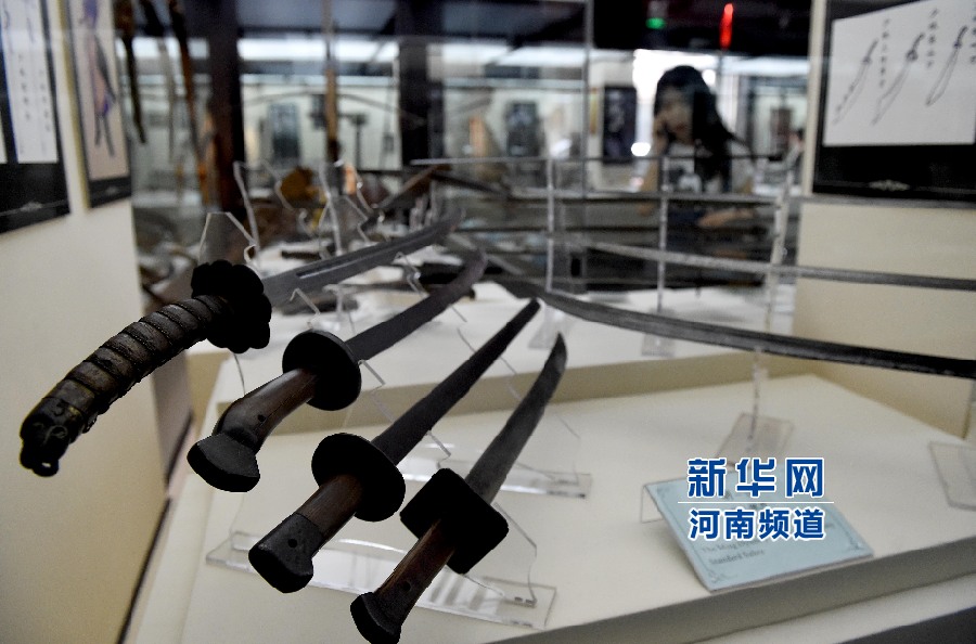 4月26日，參觀者在兵器展覽館內(nèi)參觀。