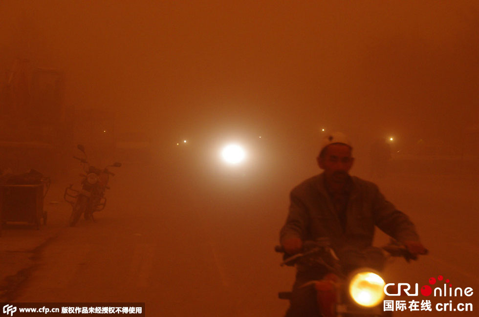 巴扎上的行人紛紛回家?！D片來源：CFP