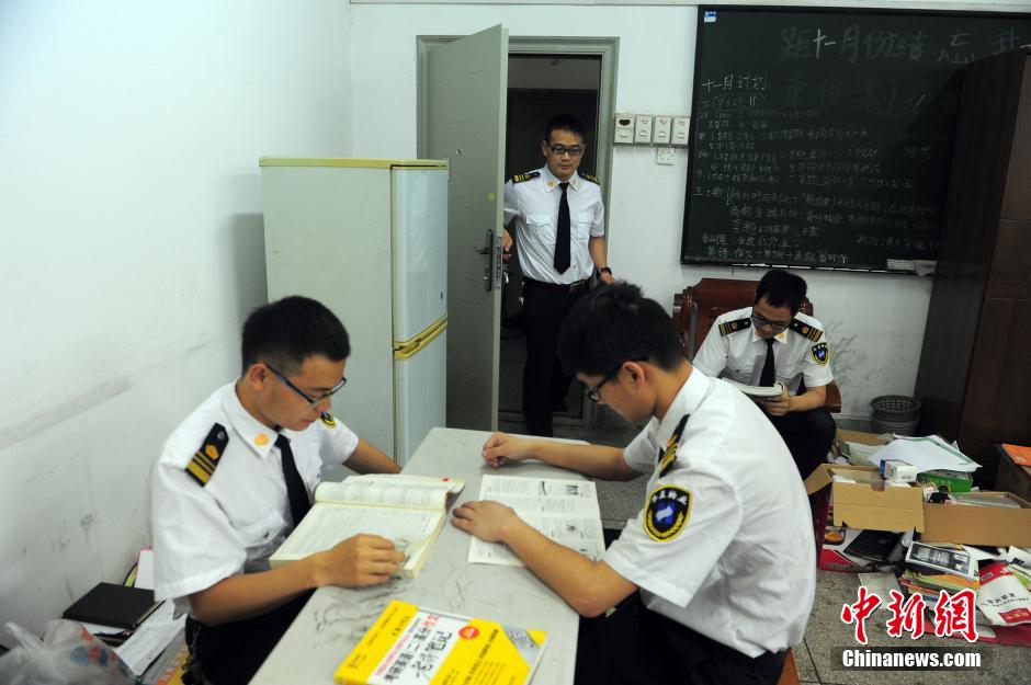 武漢高?！皠?lì)志保安團(tuán)” 集體考上研究生