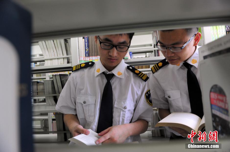 5月8日，武漢輕工大學(xué)圖書(shū)館保安吳濤與江力在圖書(shū)館交流學(xué)習(xí)。