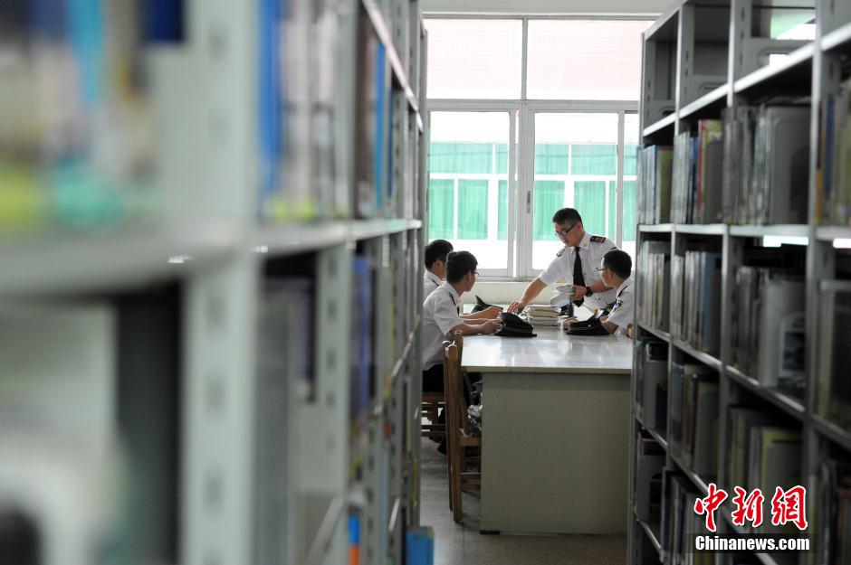 5月8日，武漢輕工大學(xué)保安吳濤、江力、黃凱、萬(wàn)文杰在圖書(shū)館學(xué)習(xí)中。中新社發(fā) 張暢 攝