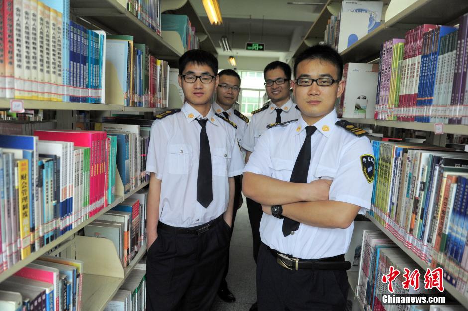 　5月8日，武漢輕工大學(xué)圖書(shū)館保安吳濤、江力、黃凱、萬(wàn)文杰。中新社發(fā) 張暢 攝