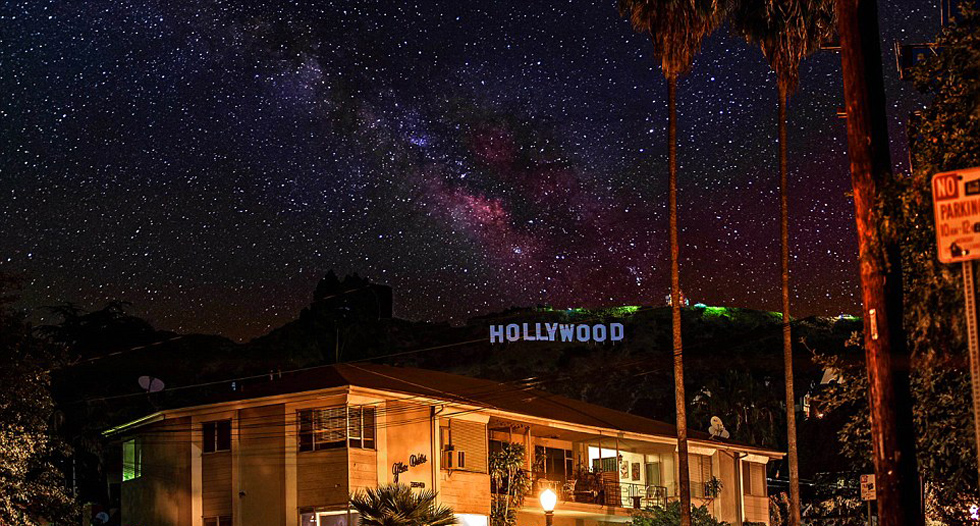 星空下的好萊塢。（網頁截圖）