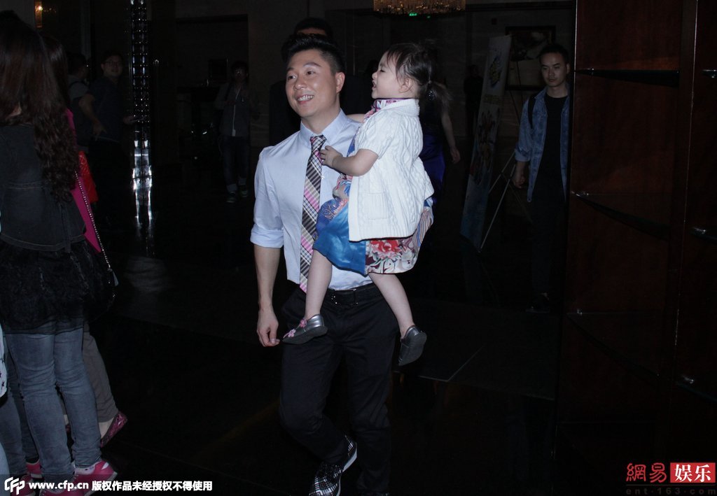 近日李小鵬抱女兒快步離開(kāi)活動(dòng)現(xiàn)場(chǎng)。