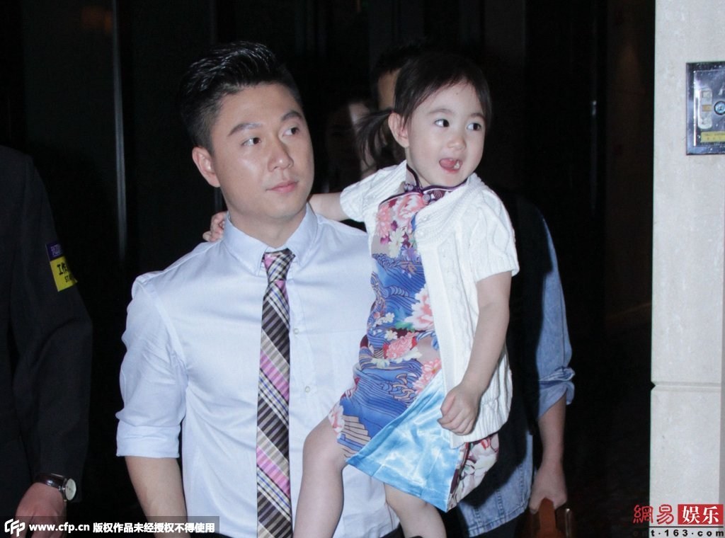 女兒奧莉身穿花旗袍配白色外套，還不停做表情賣(mài)萌搶鏡。