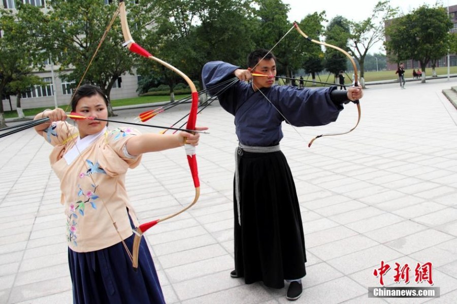圖為課余練習(xí)射箭的“神雕俠侶”胡雅潔和胡默齋。