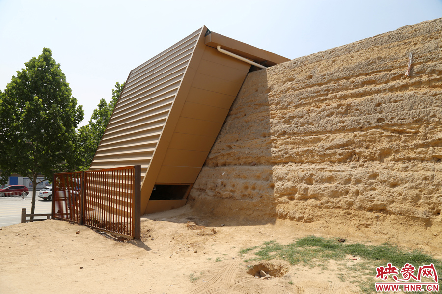 千年商都遺址仿佛披上“黃金甲”。