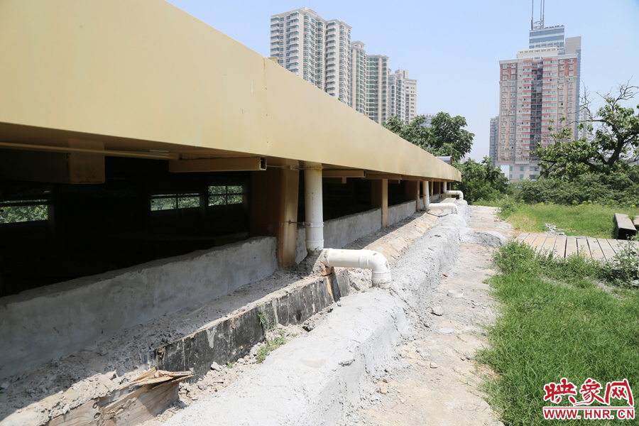 保護(hù)殼外部設(shè)計(jì)有排水系統(tǒng)。