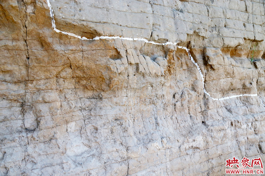 待工程開放后，游客走進(jìn)城墻內(nèi)部，可以看到商代的紅色夯土層、戰(zhàn)國時(shí)期的白色夯土層。