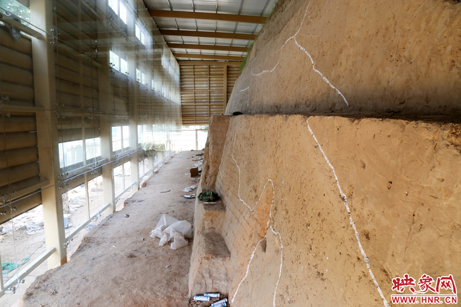 按照最初的設(shè)計(jì)，東側(cè)城墻內(nèi)規(guī)劃有一個(gè)1~2米寬的小展廳。