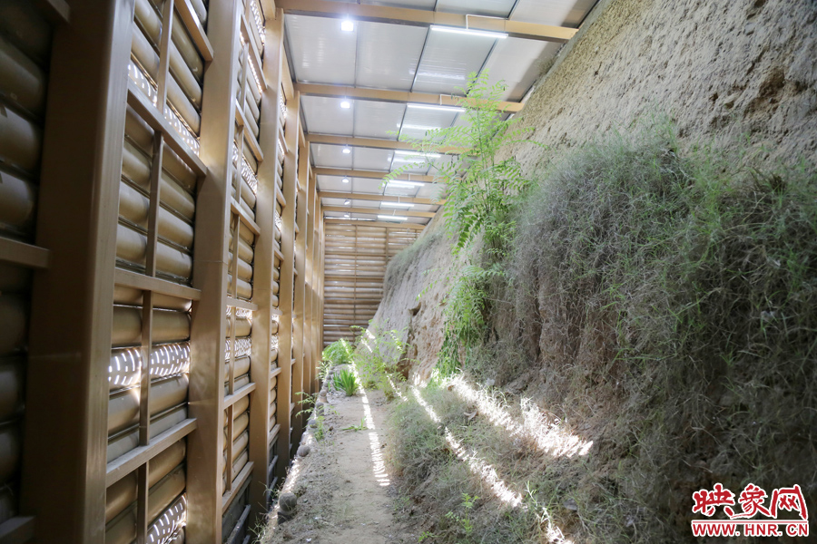 鄭州市商城遺址保護(hù)管理處對該節(jié)點(diǎn)1700米城垣兩側(cè)斷面遺址進(jìn)行保護(hù)性設(shè)施建設(shè)。