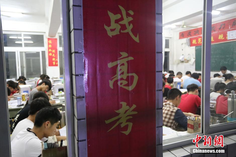 河南考生備戰(zhàn)高考 標(biāo)語(yǔ)口號(hào)貼滿教室