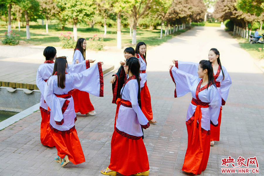 走遍校園的每個角落，只為你能盡可能將有關(guān)的記憶都帶走。