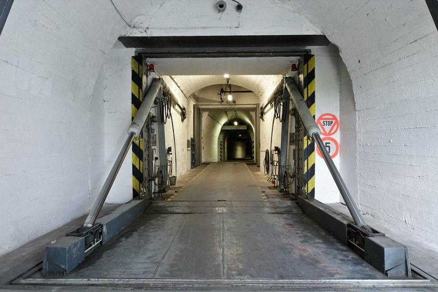 圖為地堡內(nèi)的通道，皆配備攝像頭。
