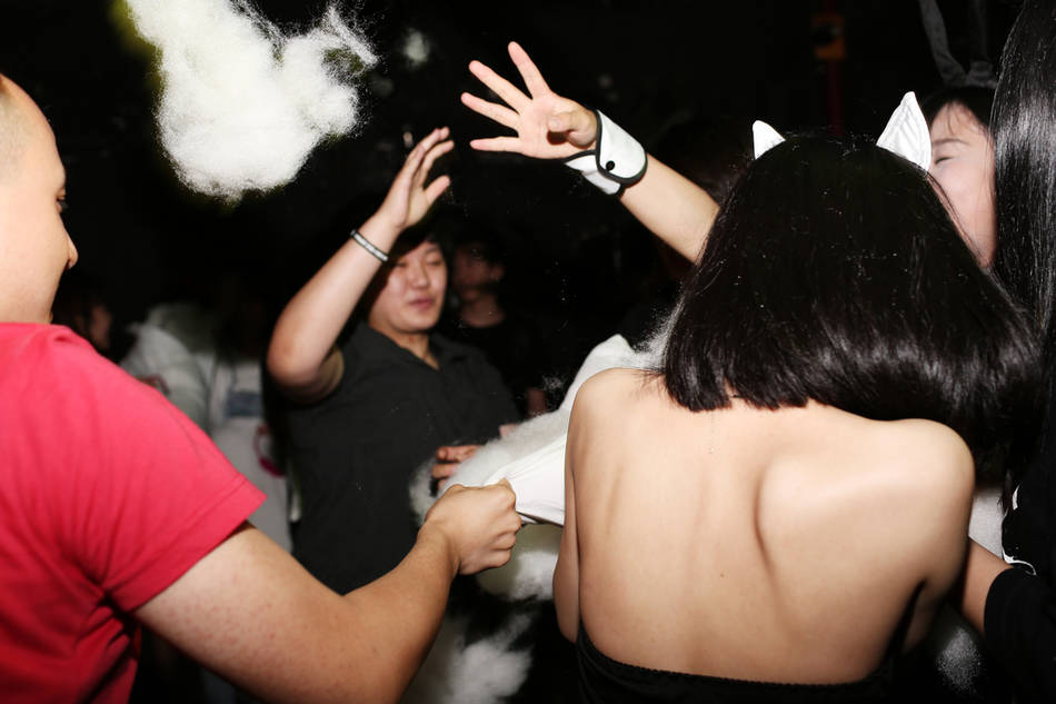 北京夜店：兔女郎與女白領枕頭大戰(zhàn)