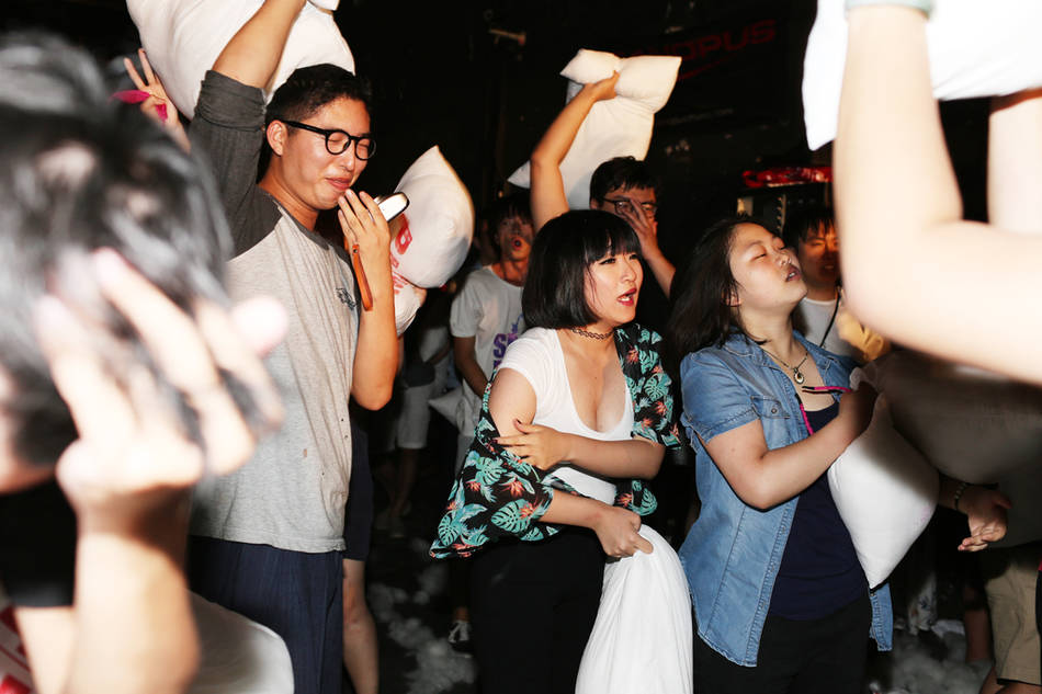 北京夜店：兔女郎與女白領枕頭大戰(zhàn)