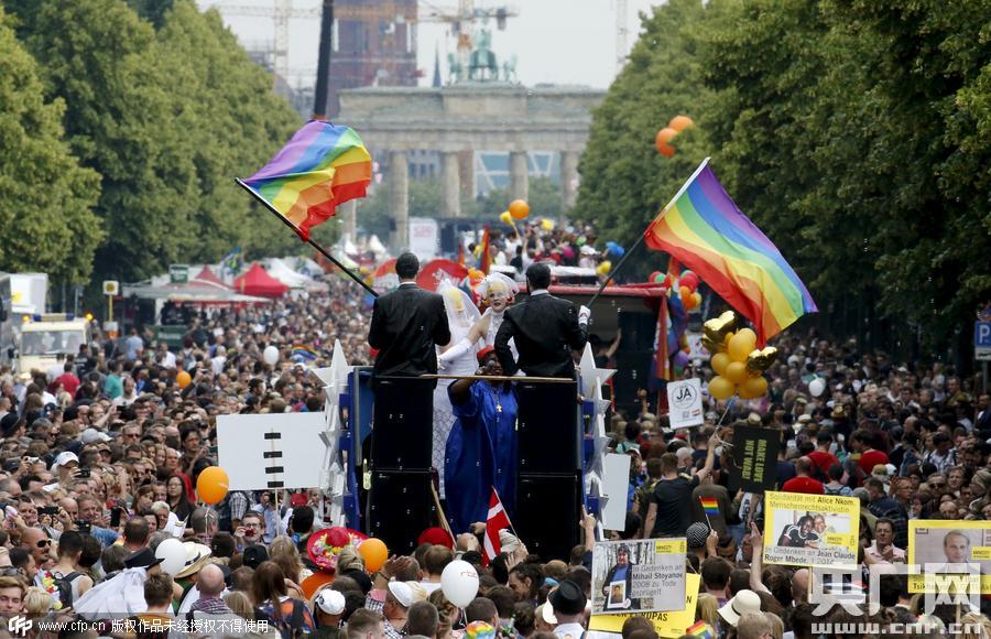 德國(guó)柏林，當(dāng)?shù)嘏e行同性戀驕傲大游行