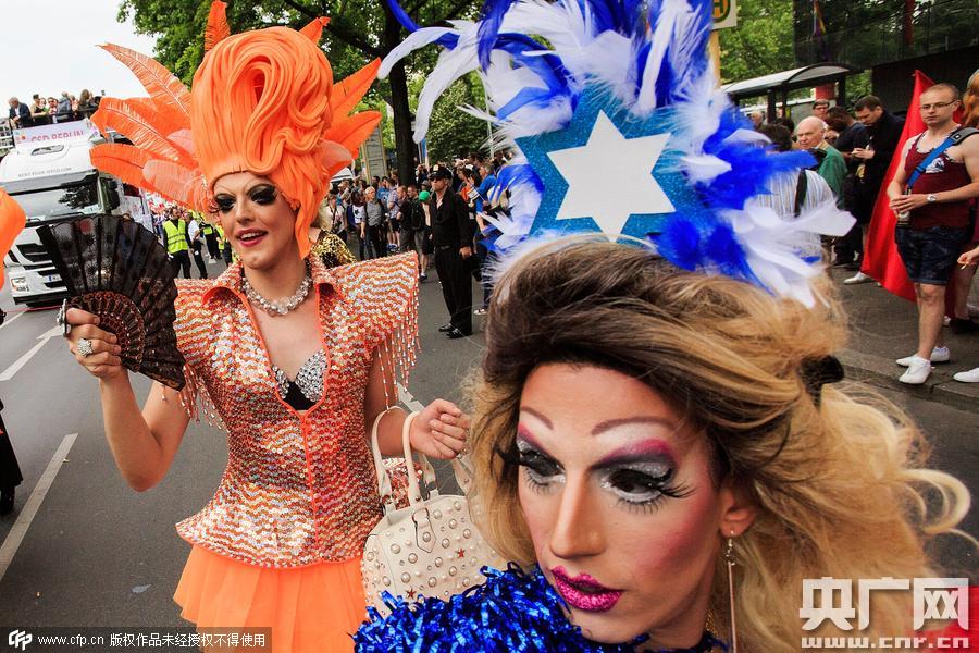 德國(guó)柏林，當(dāng)?shù)嘏e行同性戀驕傲大游行