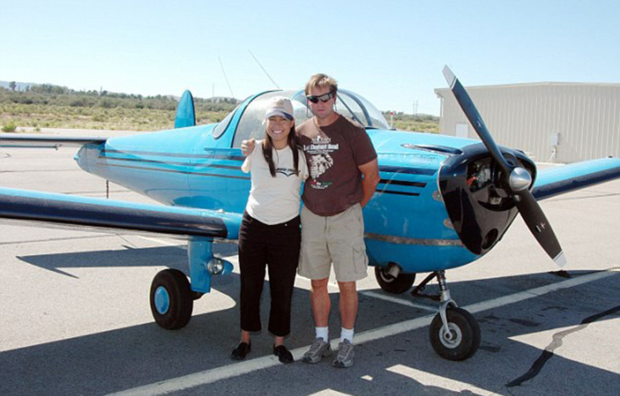 美國(guó)“勵(lì)志姐”天生無(wú)雙臂 用腳開飛機(jī)彈鋼琴