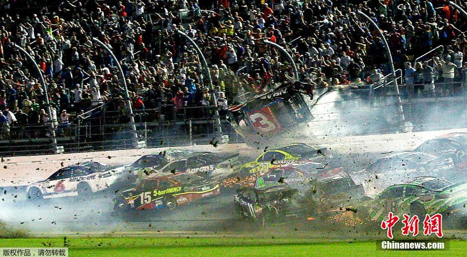 美國(guó)納斯卡賽發(fā)生連環(huán)相撞 賽車(chē)幾近解體