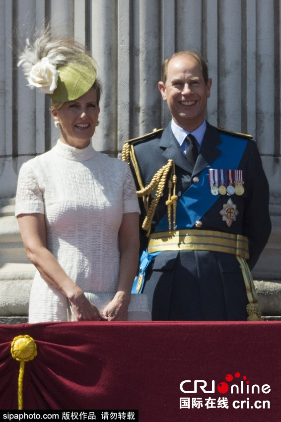英國女王伊麗莎白二世攜眾王室成員觀看空軍飛行表演。