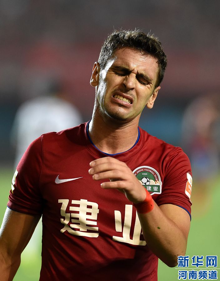7月19日，河南建業(yè)隊(duì)球員伊沃錯(cuò)失破門機(jī)會(huì)。新華社記者李博攝