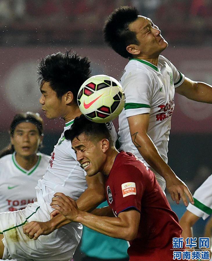 7月19日，河南建業(yè)隊(duì)球員哈維爾（右二）在比賽中與對(duì)手爭(zhēng)搶頭球。