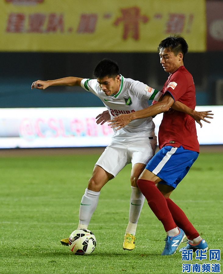 7月19日，杭州綠城隊(duì)球員黃希揚(yáng)（左）在比賽中控球。