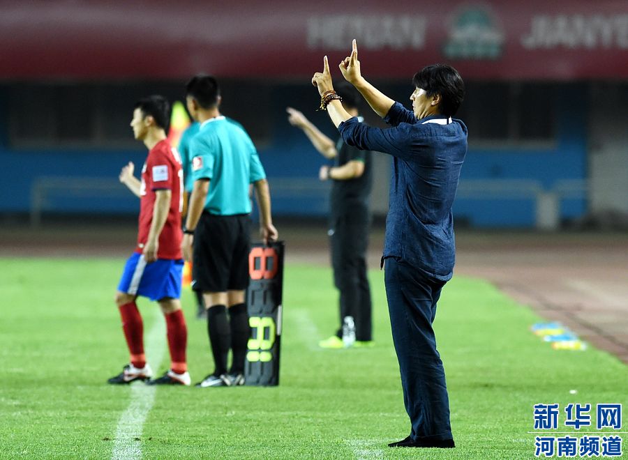 7月19日，河南建業(yè)隊(duì)主教練賈秀全（右一）在場(chǎng)邊指揮。