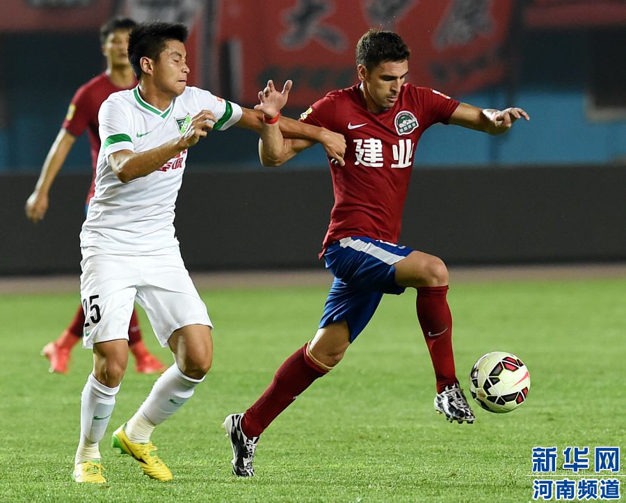 7月19日，河南建業(yè)隊(duì)球員伊沃（右）在比賽中帶球進(jìn)攻。