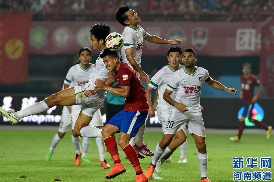 7月19日，河南建業(yè)隊(duì)球員哈維爾（前排左二）在比賽中與對(duì)手爭(zhēng)搶頭球。